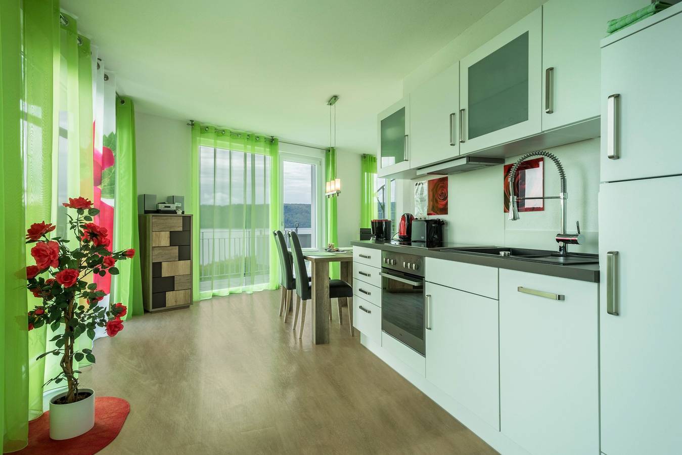 Vakantiewoning 'Rose' met groot balkon en prachtig uitzicht op het meer, bos en bergen, foto 7