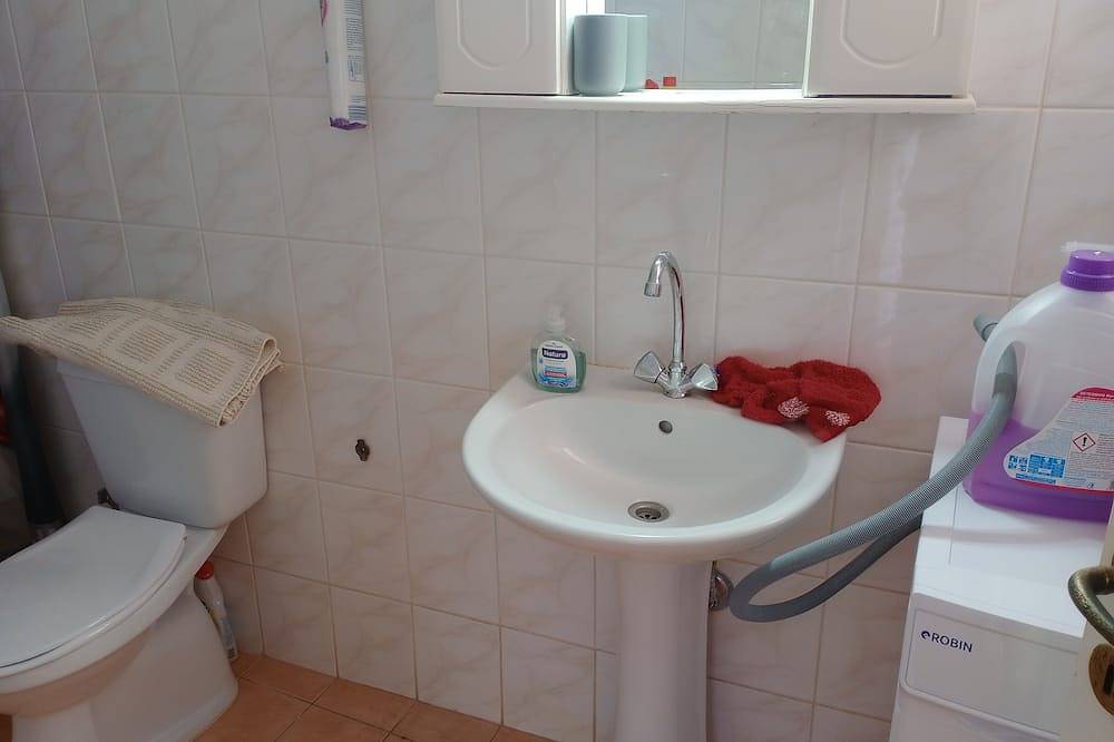 A quiet little Greek village with a  classic cottage 15 minutes from monemvasias in Peloponnes