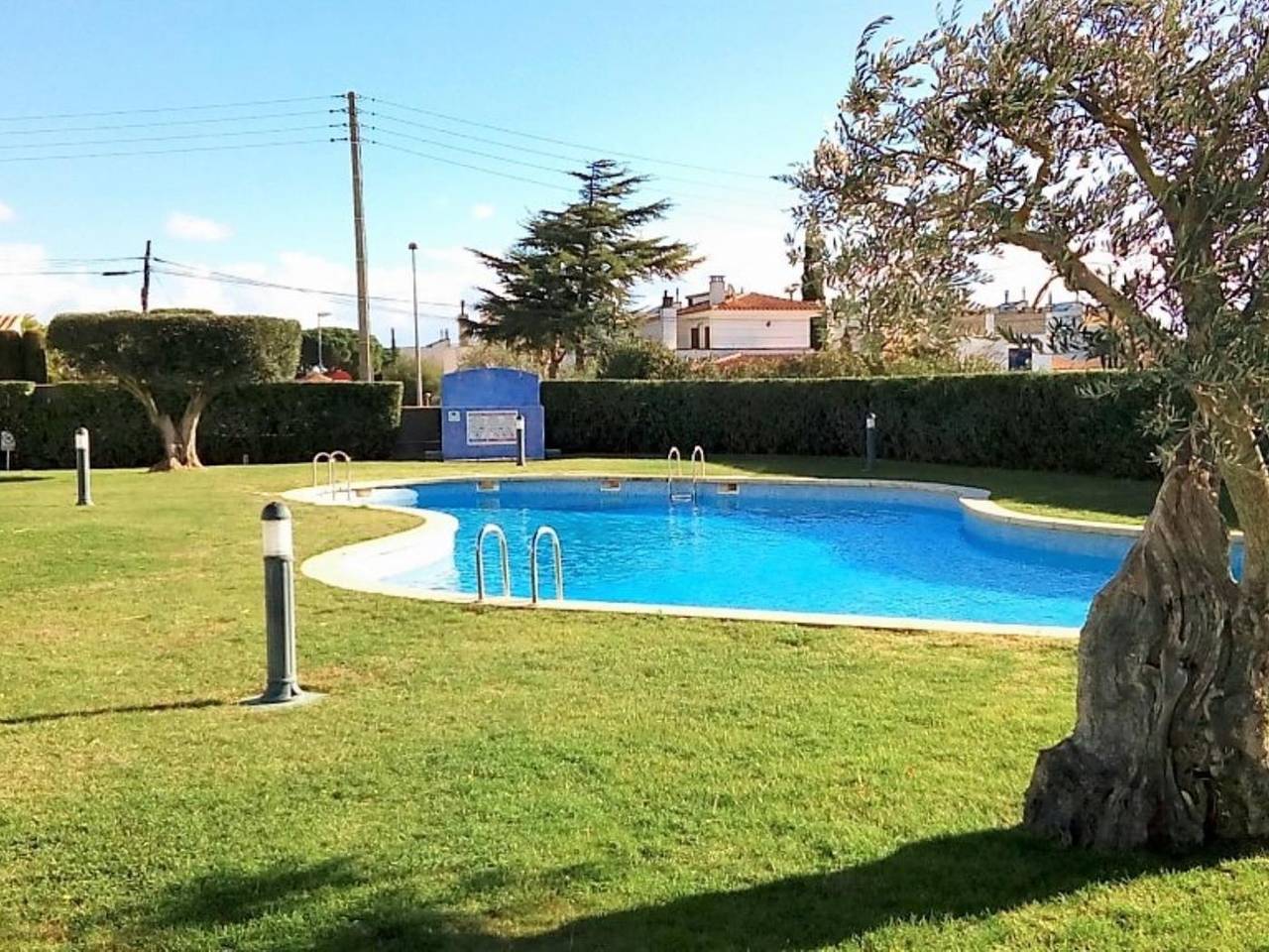 Apartamento vacacional entero, Duplex Nuria, moderno para 5 / 6 pax con piscina comunitaria y jardin in La Escala, Alt Empordà
