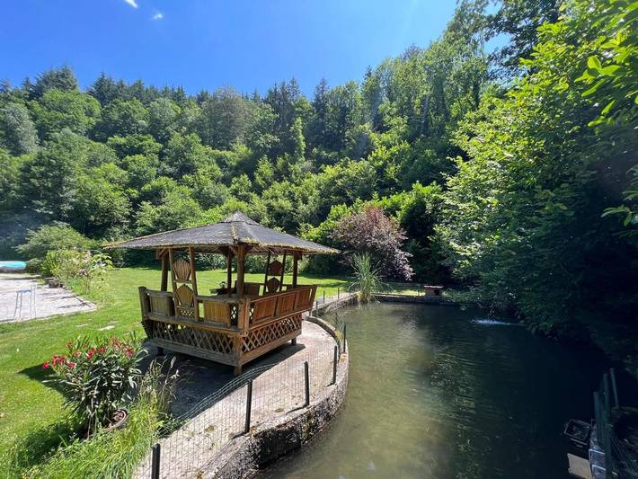 Cottage pour 4 personnes, avec piscine et jardin, animaux acceptés à Planfoy