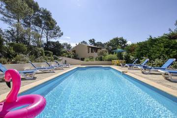 Location de vacances pour 10 personnes, avec jardin à Solliès-Toucas