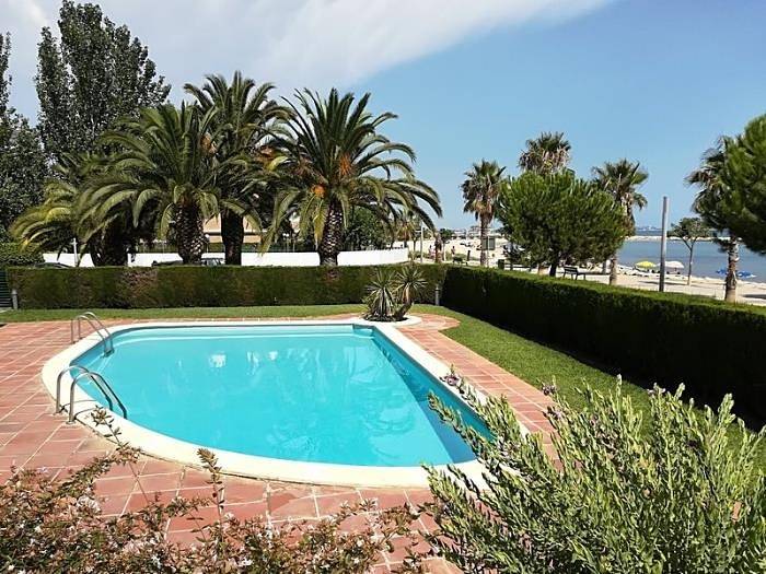 Appartement de vacances pour 6 personnes, avec jardin et piscine ainsi que terrasse et vue sur l’océan