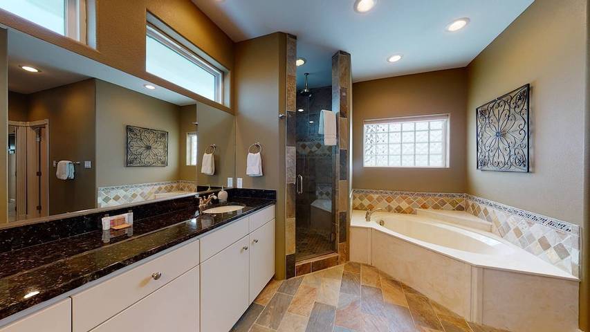 Vacation home for 14 people, with pool and hot tub as well as balcony in Port Aransas