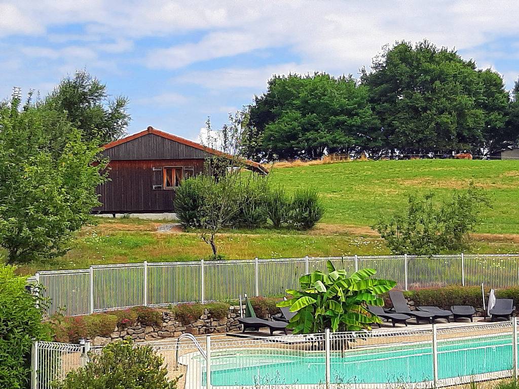 L'Hirondelle Pmr - Gîtes dans la Prairie in Junhac, Région d'Aurillac