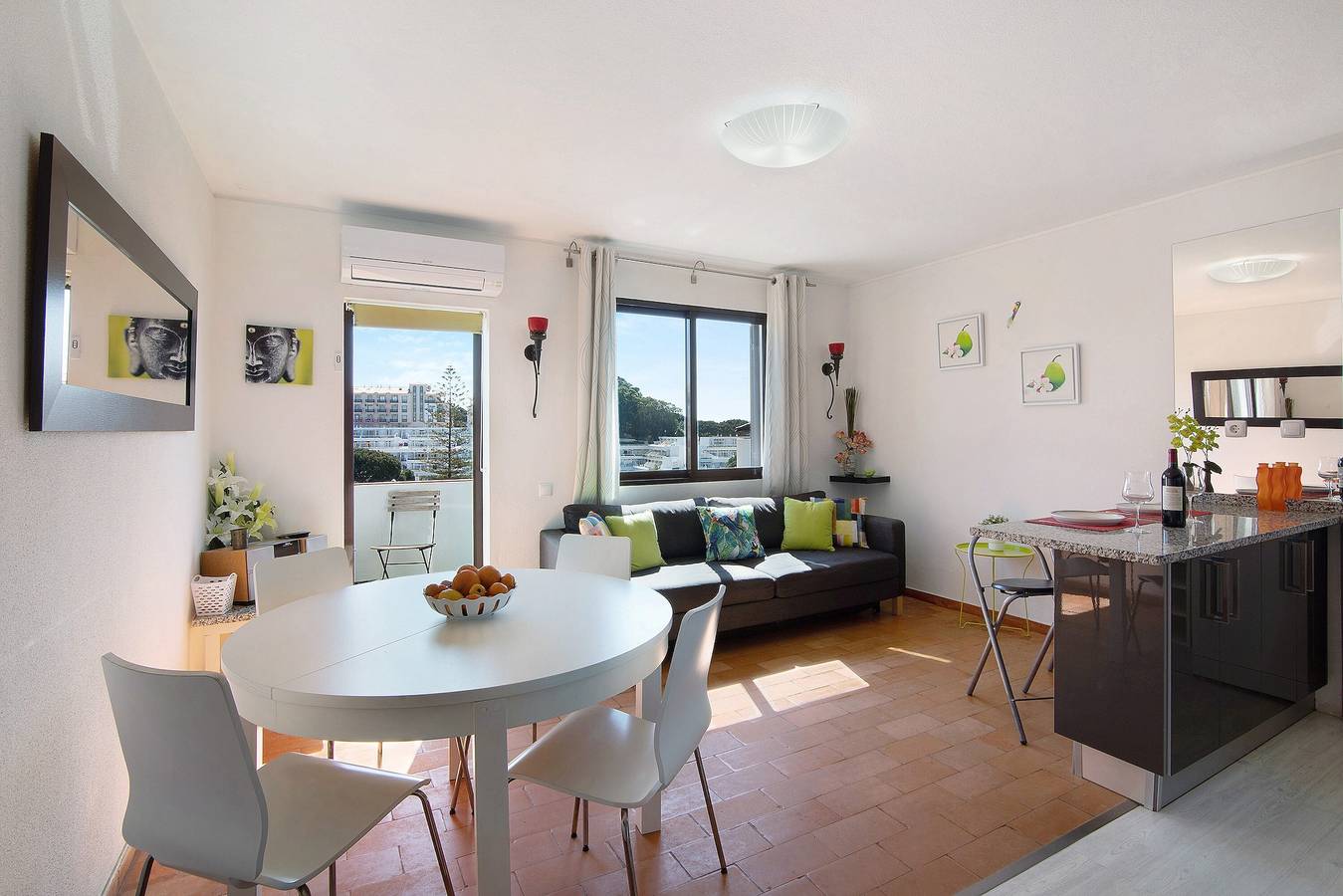 Entire apartment, Apartment 'Ouramar' with Sea View, Balcony & A/C in Praia da Oura, Albufeira