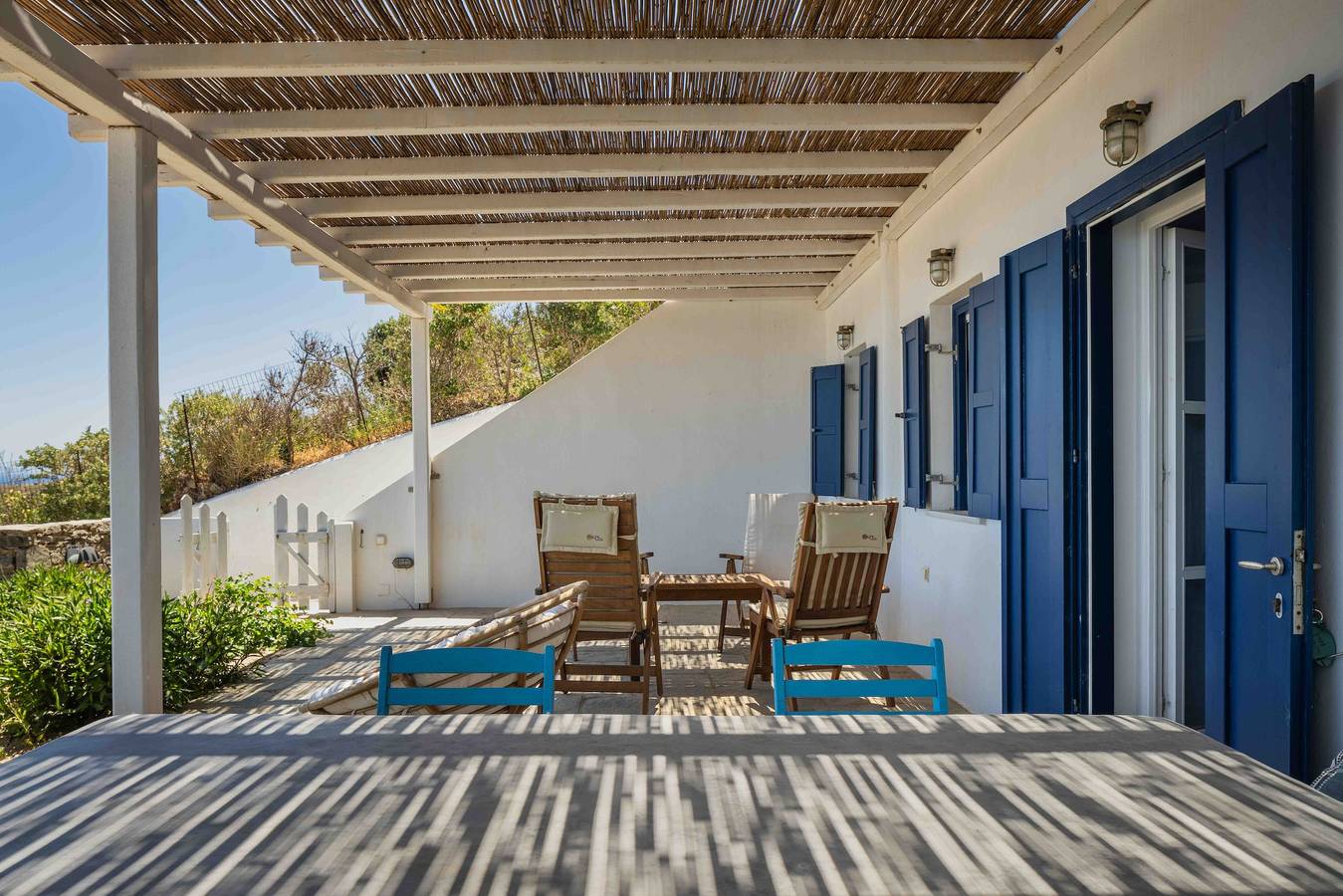 Appartamento intero, Appartamento 'Blue House Agios Sostis' con Vista Mare, Terrazza Privata e Aria Condizionata in Cicladi