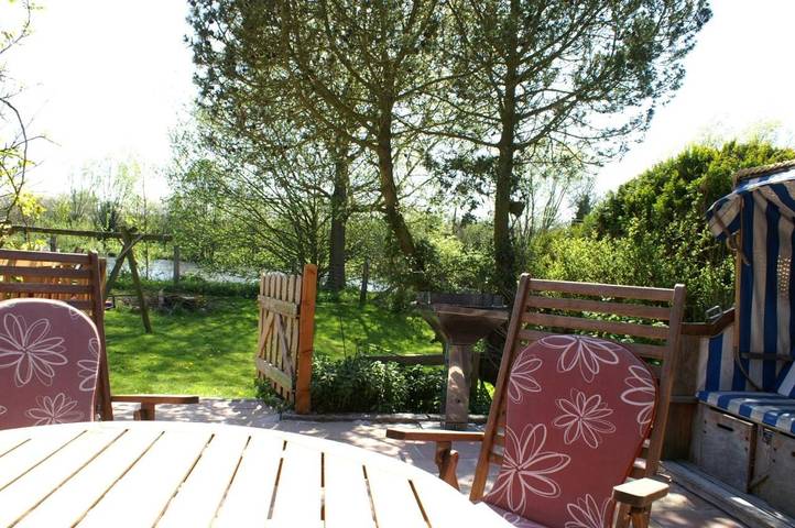 Ferienwohnung für 3 Personen, mit Terrasse und Garten sowie Seeblick und Ausblick in Tröndel