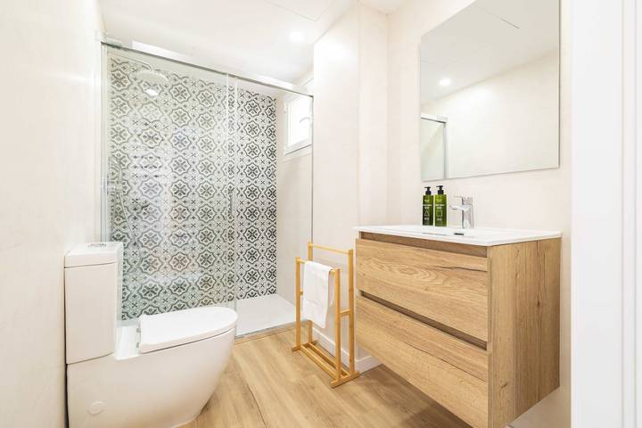 Entire apartment, Large 2Br Duplex -10 Min Walk to Historic Center in Málaga Central District, Malaga
