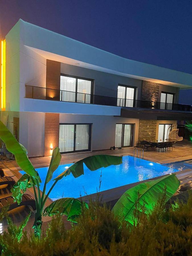 Villa voor 8 personen, with zwembad and balkon as well as tuin in Kusadasi