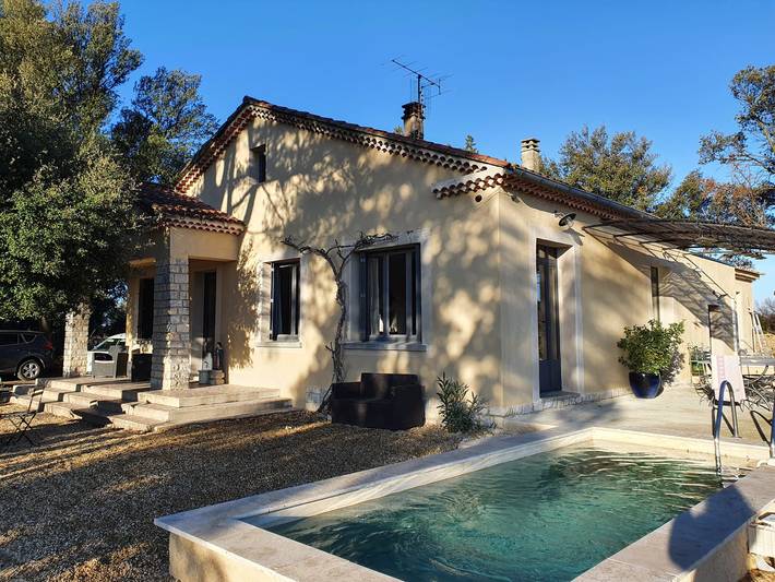 Gîte pour 3 personnes, avec piscine à Sarrians