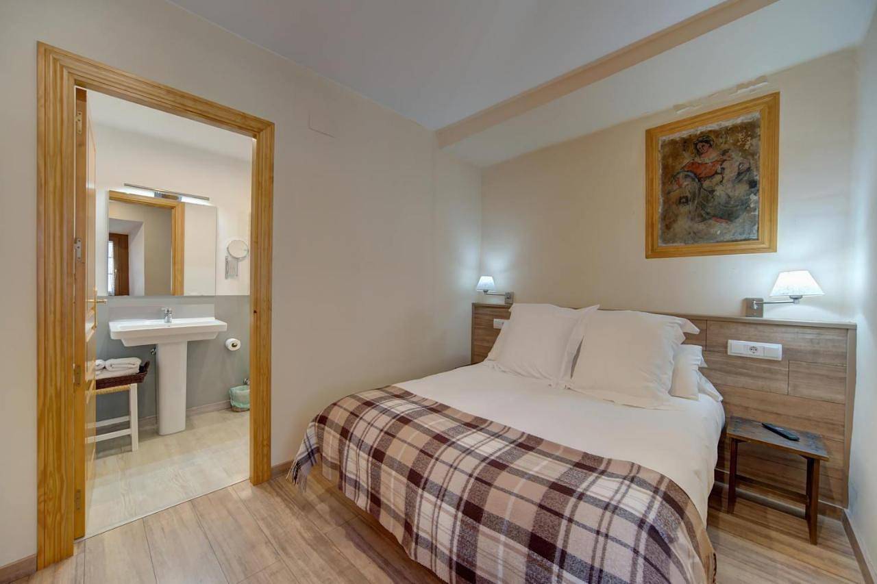 Double Room with Private Bathroom in Escuñau, viella e mijaran