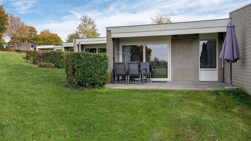 Bungalow voor 5 personen, with tuin and sauna as well as whirlpool in Zuid-Limburg