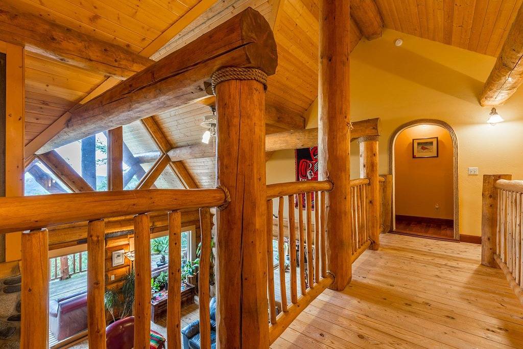 Log Home, eine spektakuläre Aussicht, in einer Gegend, umgeben von Seen in Sunshine Coast Regional District