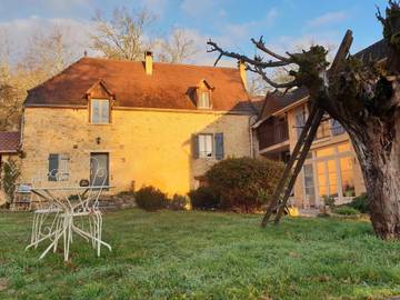 Gîte pour 4 personnes, avec bassin pour enfant et jardin ainsi que vue et piscine, adapté aux familles à Milhac