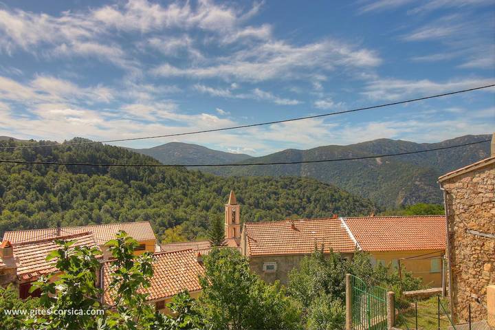 Gîte pour 2 personnes, avec Terrasse ainsi que Jardin et Vue à Évisa