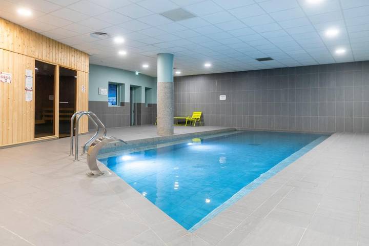 Hôtel pour 6 personnes, avec jacuzzi et balcon ainsi que sauna et piscine