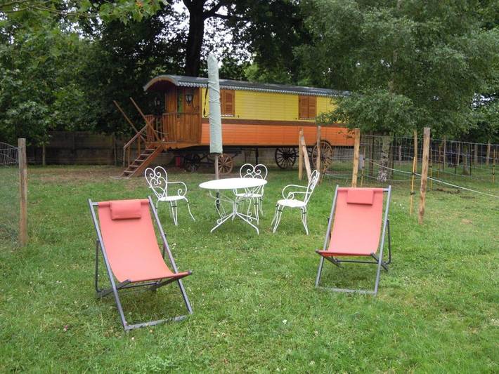Location de vacances pour 2 personnes, avec Terrasse et Jardin ainsi que Vue sur le lac et Vue à Grosbreuil