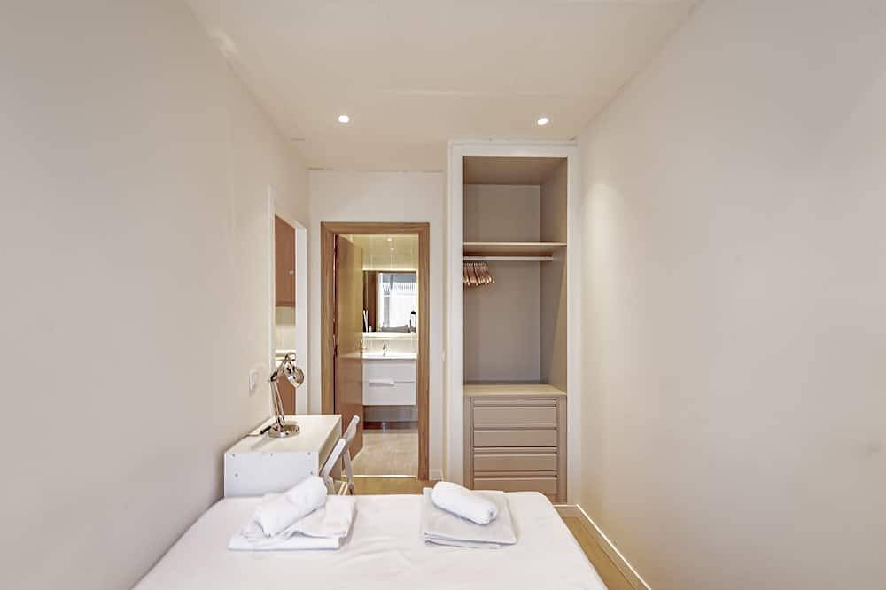 Entire apartment, New Apartment Madrid Feria 103 in Madrid, Madrid Province