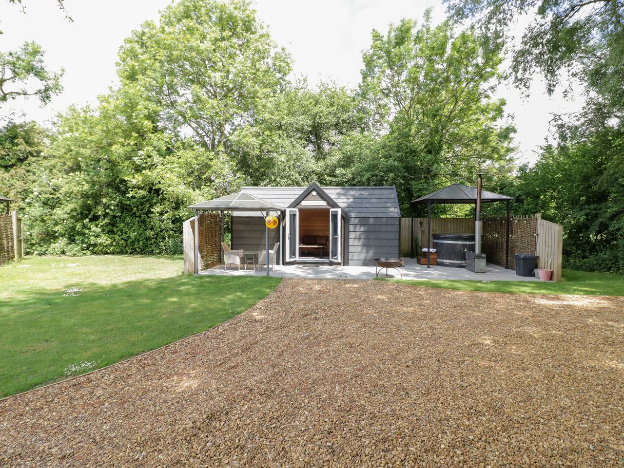 Willow Lodge At Bridge Lake Farm &amp; Fishery in Oxfordshire