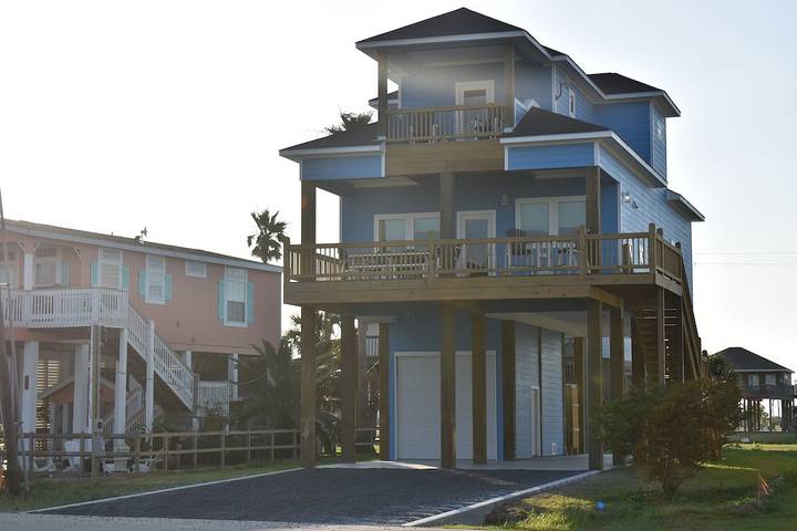 Vacation house for 14 people, with balcony in Bolivar Peninsula