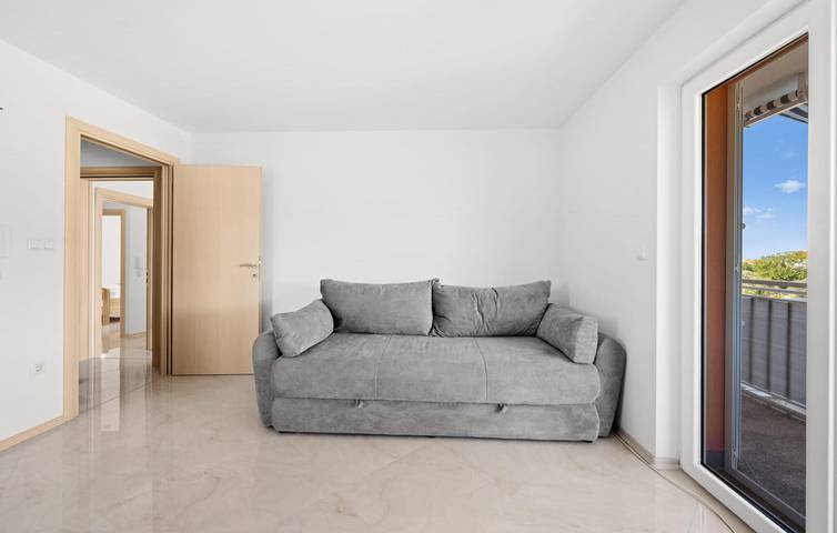 Apartamento vacacional entero, Encantador apartamento con terraza, WiFi y acceso a la playa a 2 km. in Rogoznica, Condado de Šibenik-Knin