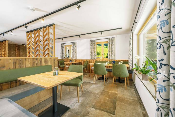 Ganze Ferienwohnung, Landhaus Lengg - (11) Familienzimmer mit Balkon im 2. Stock in Reit im Winkl, Bayerische Alpen