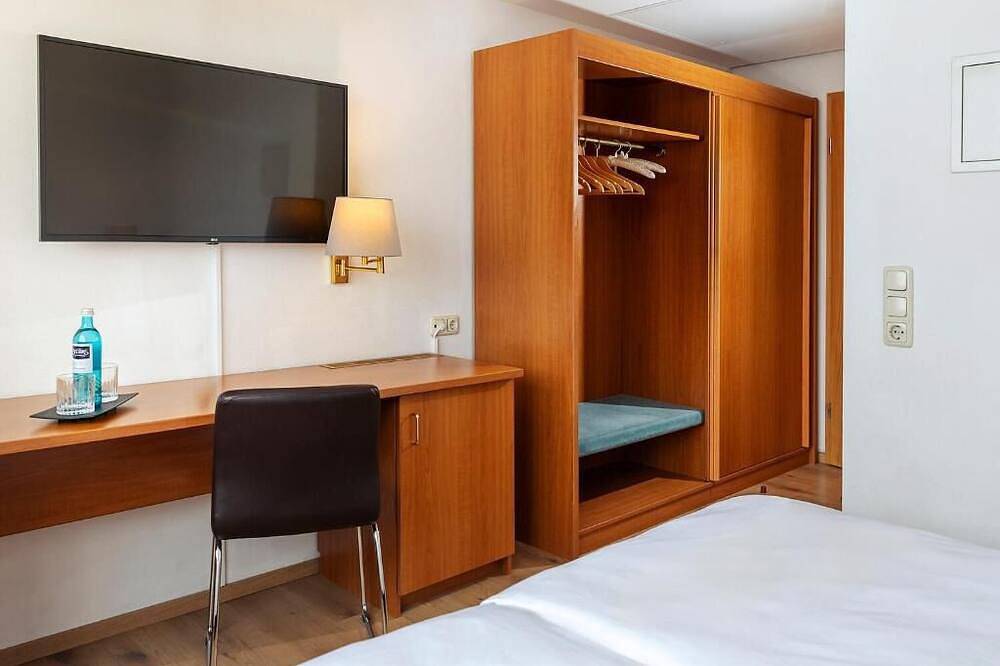 Economy Double Room Stay in Maintal-Dörnighei in Dörnigheim, Maintal