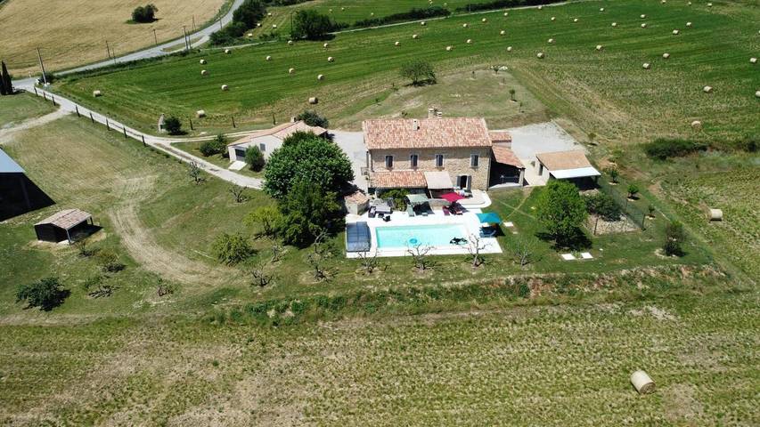 Gîte pour 8 personnes, avec piscine ainsi que jardin et terrasse - 1