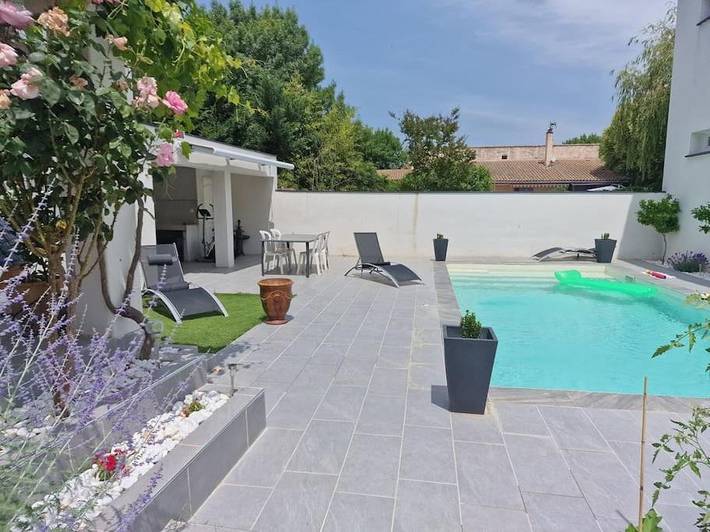 Gîte pour 7 personnes, avec Jacuzzi et Terrasse ainsi que Jardin et Piscine à Ribaute-les-Tavernes