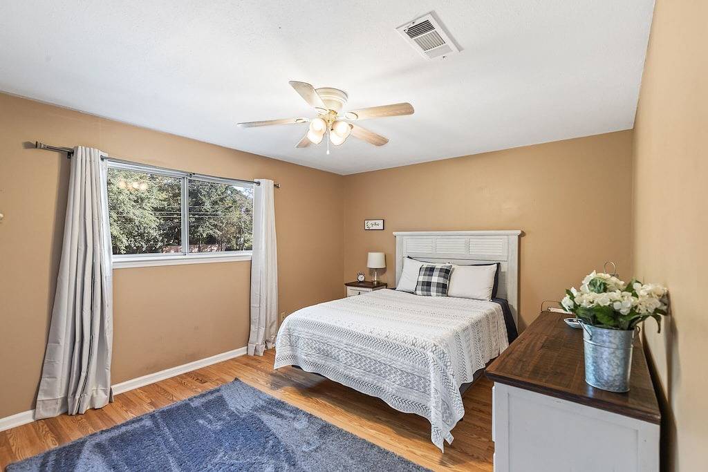 Ganze Wohnung, 601 N Gay Street - Spacious Apartment & Patio in Auburn (AL), Alabama