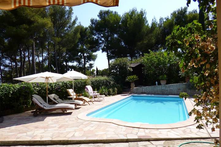 Location de vacances pour 3 personnes, avec piscine ainsi que terrasse et jardin à Carqueiranne