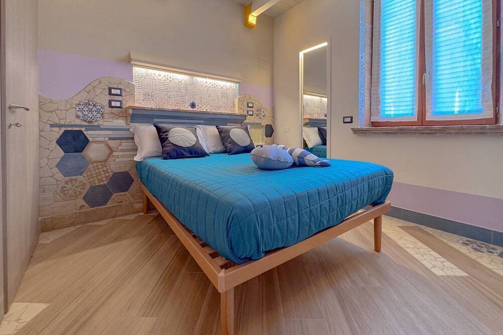 Apartamento entero, Il Cielo in Una Stanza is a stylish ground floor apartment within Villa Antolina Apartments in San Benedetto del Tronto. Just 5 minutes from the beach, it features 2 double bedrooms, spacious living with kitchen, fireplace and bar, Wifi, smart Tvs in all in San Benedetto del Tronto, Riviera delle Palme