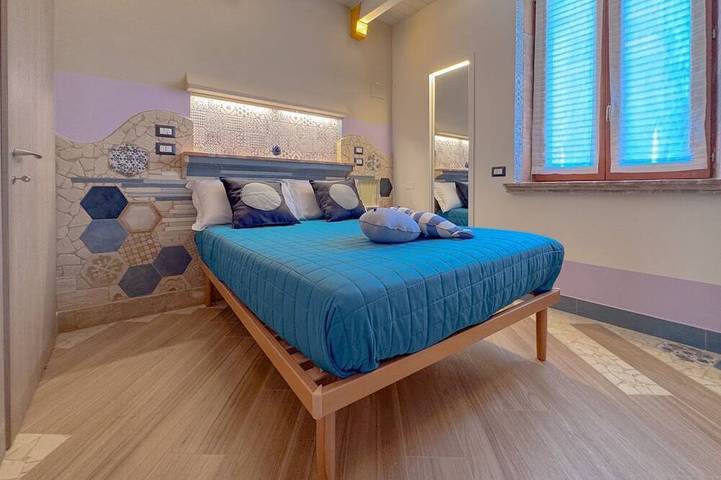 Ganze Wohnung, Il Cielo in Una Stanza ist eine stilvolle Erdgeschosswohnung in der Villa Antolina Apartments in San Benedetto del Tronto. Nur 5 Minuten vom Strand entfernt bietet sie 2 Doppelzimmer, ein großes Wohnzimmer mit Küche, Kamin und Bar, Wlan, Smart-Tvs in a in San Benedetto del Tronto, Riviera delle Palme