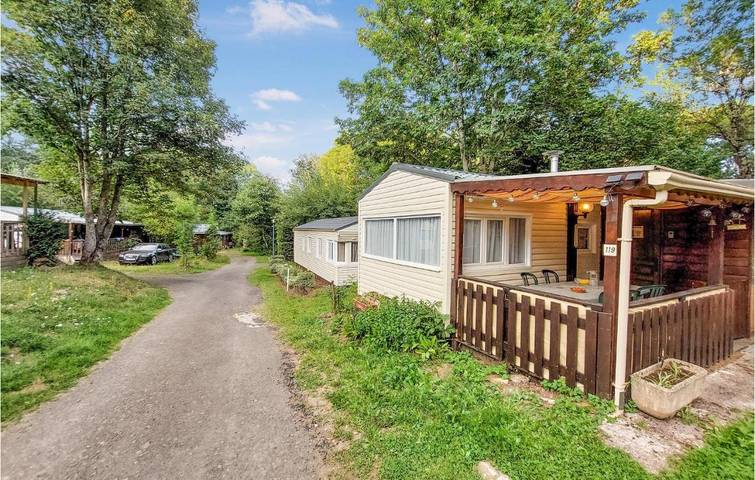 Camping pour 4 personnes, avec jardin et piscine, animaux acceptés
