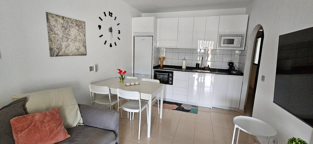 Entire apartment, Holiday Apartment 'Casa Los Veleros F2' with Sea View, Shared Pool and Wi-Fi in Puerto Rico (Gran Canaria), Mogán