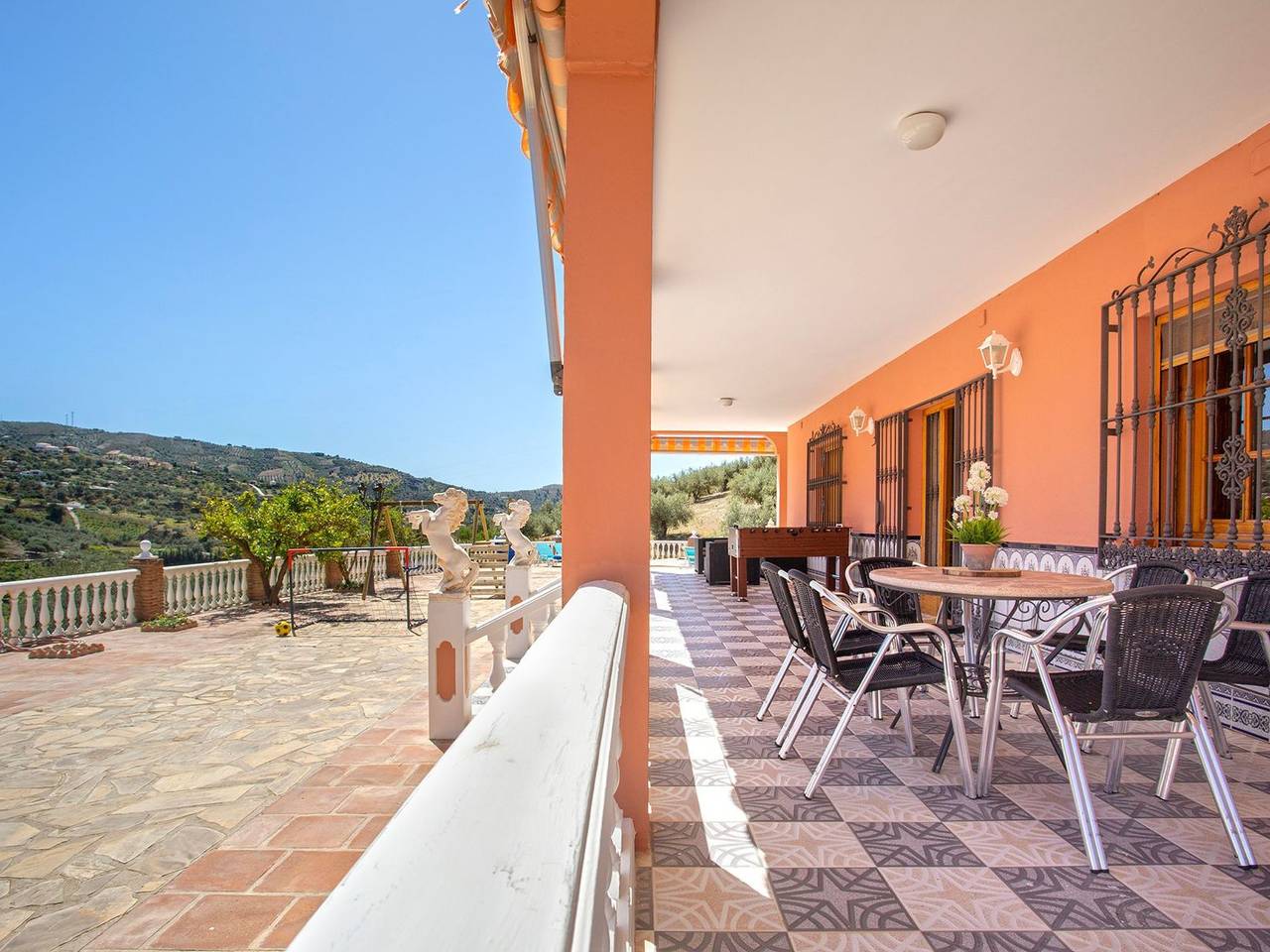 Familienhaus mit großzügigen Außenanlagen in Alcaucín, Provincia de Málaga