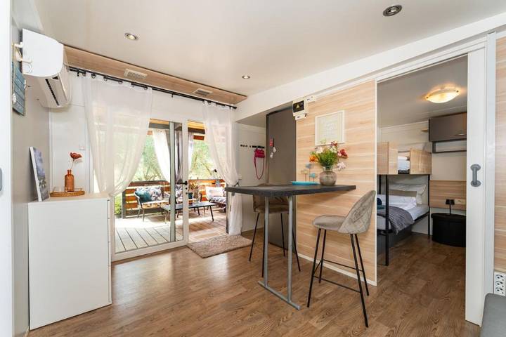 Camping pour 6 personnes, avec Terrasse ainsi que Jardin et Vue à Pakoštane