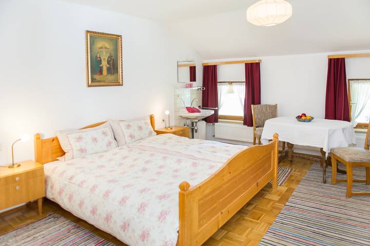 Nudlbichlerhof - Doppelzimmer mit Etagendusche im 1 Stock in Samerberg, Bayerische Alpen