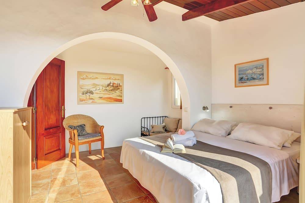 Tindaya Villa vista tres mares, heated pool in Tindaya, La Oliva
