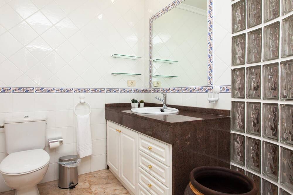 Spacious house with large private pool and patio in Caleta de Fuste, Antigua