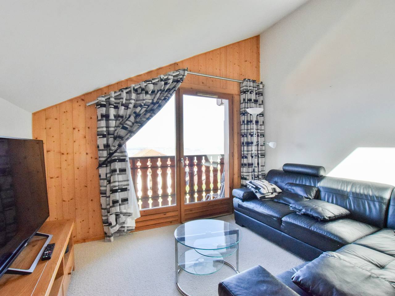 Entire apartment, Spacious apartment near slopes with balcony and parking in Thollon-les-Mémises, Thonon-les-Bains region