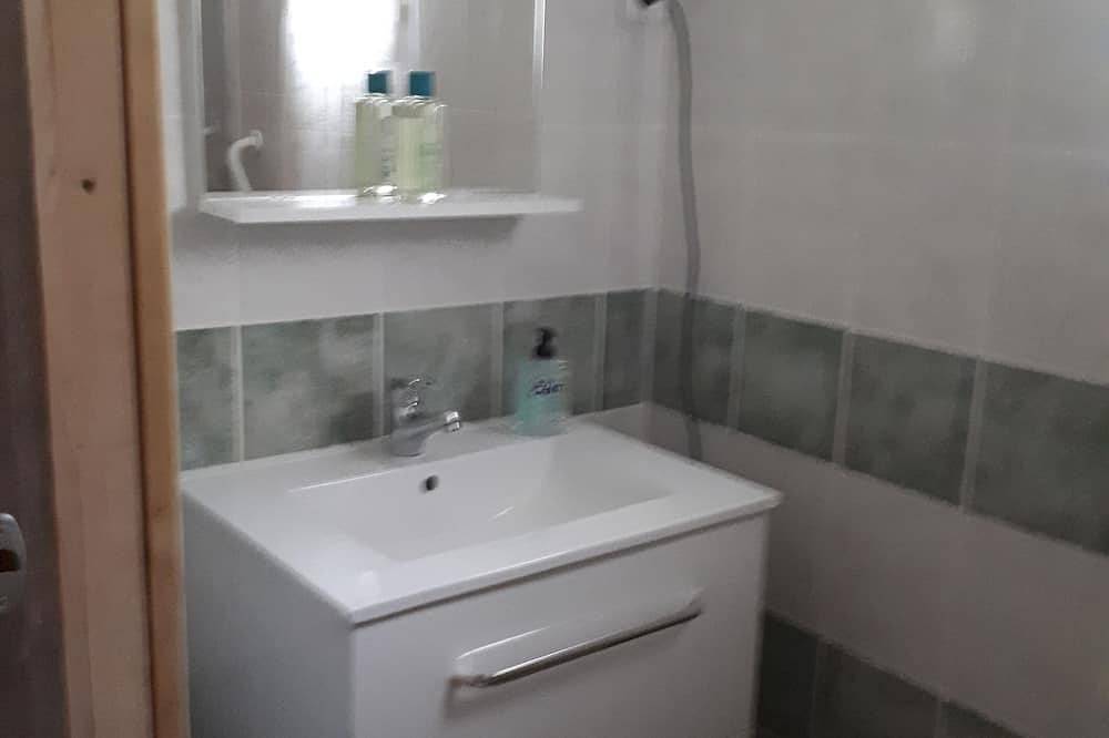 Ganze Wohnung, Freistehendes Haus mit Pool-, Meer- und Bergblick in Bastia, Cap Corse