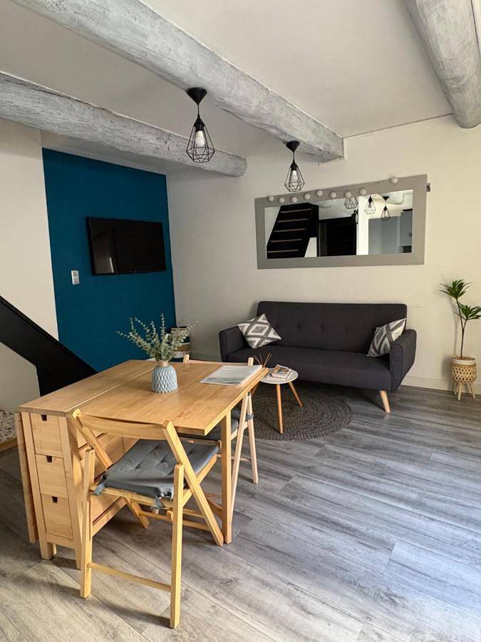 Appartement entier, One-Bedroom Apartment in Lambesc, Région d'Aix-en-Provence