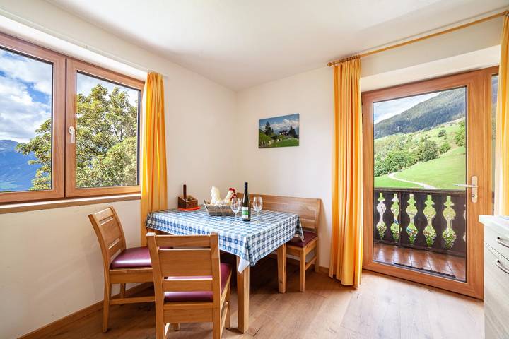 Entire apartment, Holiday Apartment 'Fichtenhof Enzian' with Mountain View, Shared Garden and Wi-Fi in Mals, South Tyrol