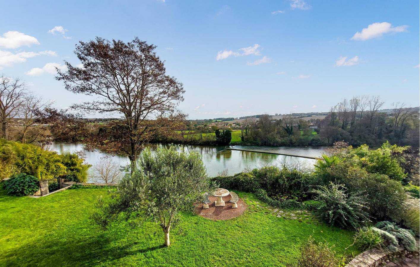 Cozy Apartment with WiFi, TV, and Parking near Ruelle-sur-Touvre in Touvre, Charente