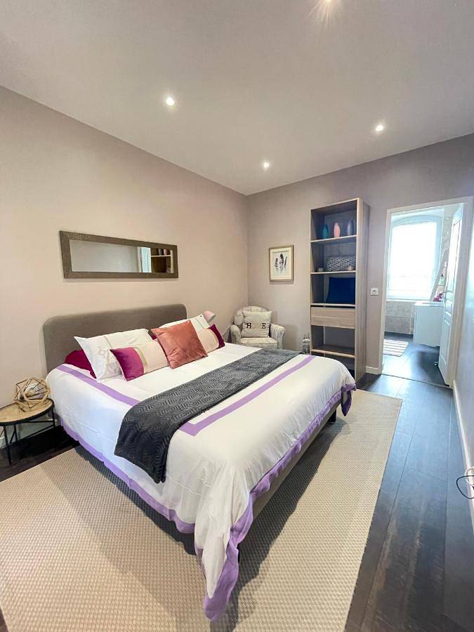 Chambre d’hôte pour 2 personnes, avec vue et terrasse ainsi que piscine et jardin