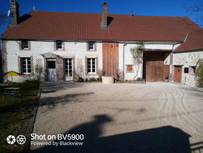 Location de vacances pour 12 personnes, avec Terrasse ainsi que Jardin et Vue dans Percey