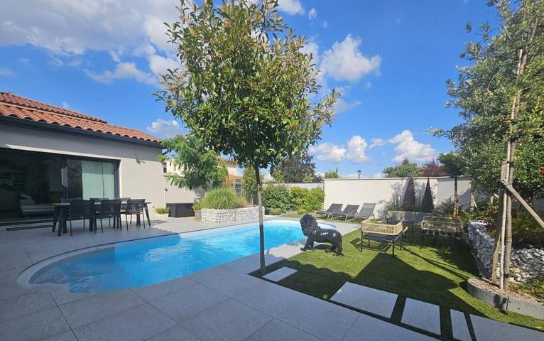 Maison de vacances pour 4 personnes, avec Terrasse ainsi que Jardin et Piscine à Genas