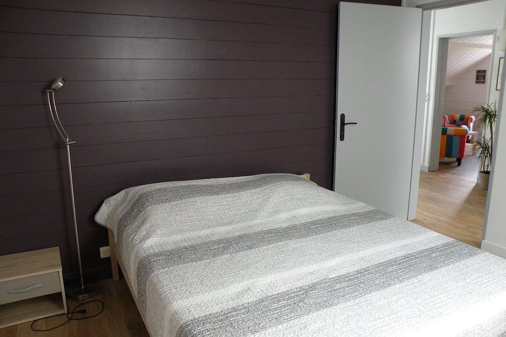 Ganze Wohnung, Between Sancy and Volcans d'Auvergne, Orcival, Basilica view, apartment sleeps 4. in Orcival, Regionaler Naturpark Volcans d'Auvergne