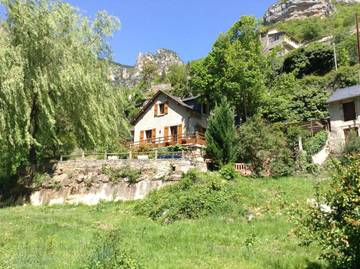 Cottage pour 8 personnes, avec vue ainsi que jardin et piscine, adapté aux familles à Saint-Pierre-des-Tripiers